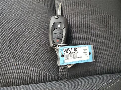 Used 2025 Chevrolet Trax RS image 42