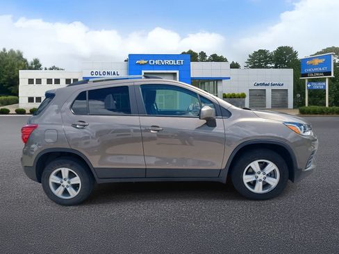 Used 2022 Chevrolet Trax LT w/ LT Convenience Package AWD/4WD image 3
