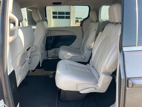 Used 2021 Chrysler Pacifica Touring-L FWD image 28