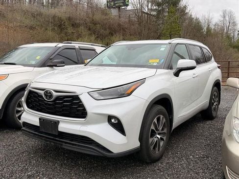 Used 2023 Toyota Highlander XLE image 2