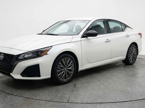 Used 2025 Nissan Altima 2.5 SV image 3