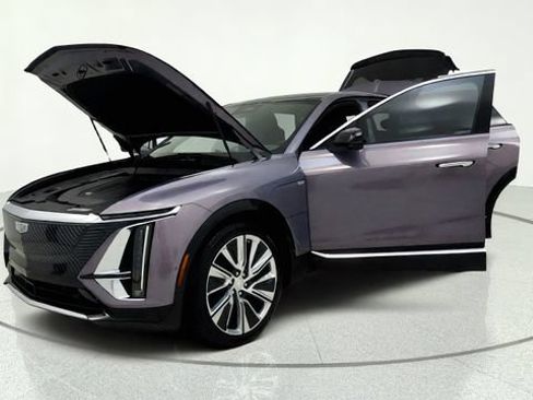 Used 2024 Cadillac Lyriq Luxury AWD/4WD image 11