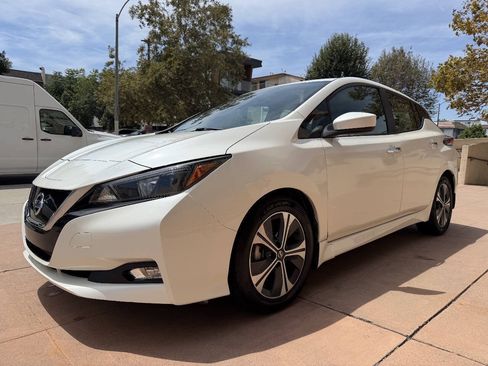Used 2018 Nissan Leaf SV w/ SV All Weather Package FWD image 2