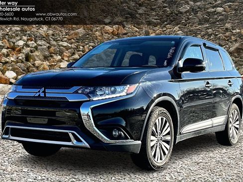 Used 2019 Mitsubishi Outlander SE image 1