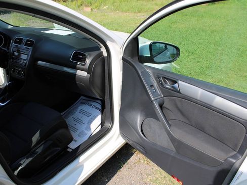 Used 2011 Volkswagen Golf 4-Door FWD image 39