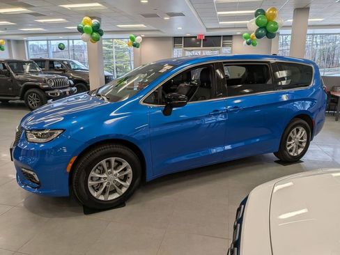 New 2026 Chrysler Pacifica Select AWD/4WD image 8