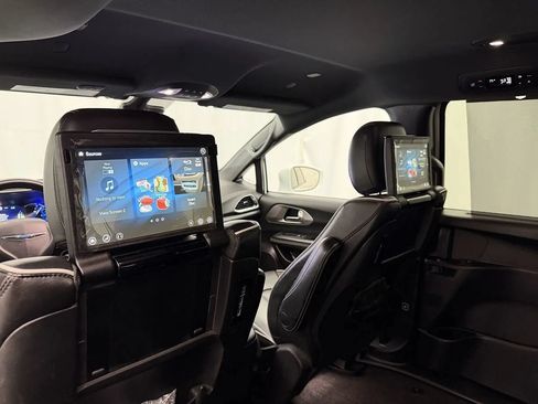 Used 2021 Chrysler Pacifica Limited w/ Uconnect Theater Family Group FWD image 30