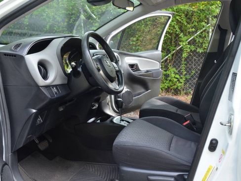 Used 2017 Toyota Yaris L FWD image 9