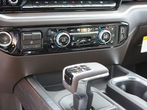 New 2026 GMC Sierra 1500 SLT image 15