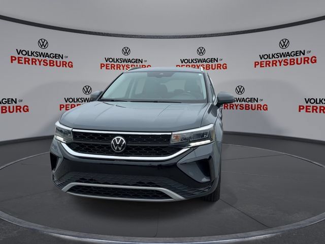 Used 2023 Volkswagen Taos SE w/ Panoramic Sunroof Package FWD image 3