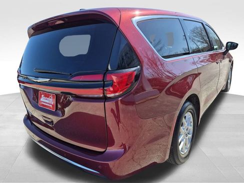 Used 2023 Chrysler Pacifica Touring-L image 12