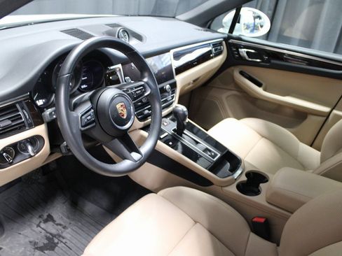 Certified 2025 Porsche Macan image 4