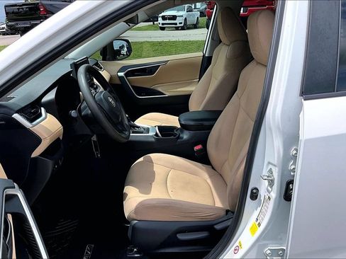 Used 2019 Toyota RAV4 LE FWD image 22