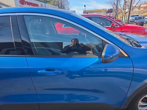 Used 2020 Ford Escape SE image 2