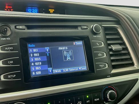 Used 2018 Toyota Highlander LE AWD/4WD image 21