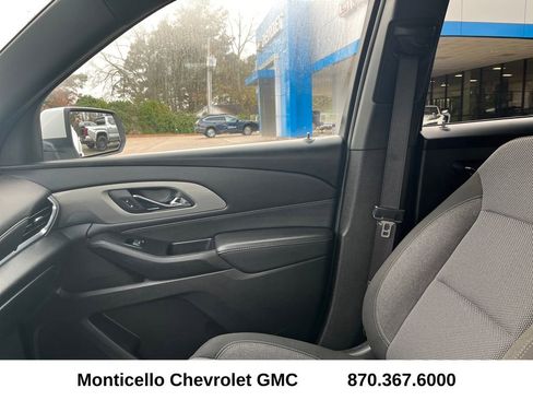 Used 2023 Chevrolet Traverse LT image 19