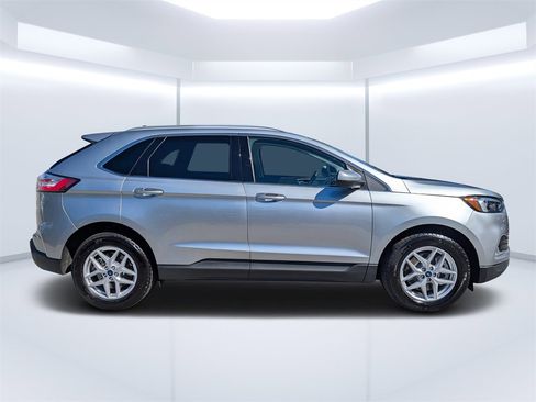 Used 2022 Ford Edge SEL w/ Convenience Package image 2