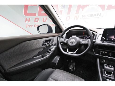 Used 2022 Nissan Rogue S image 6