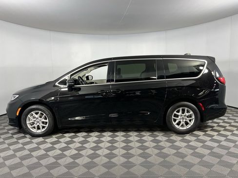 Used 2024 Chrysler Pacifica Touring-L image 11