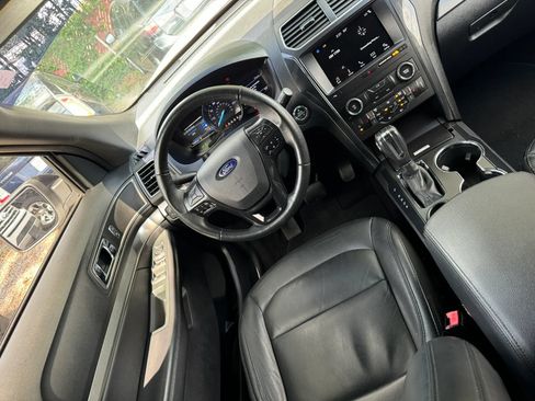 Used 2018 Ford Explorer XLT w/ Equipment Group 202A FWD image 11