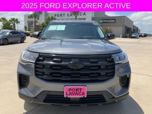 Used 2025 Ford Explorer Active RWD image 2