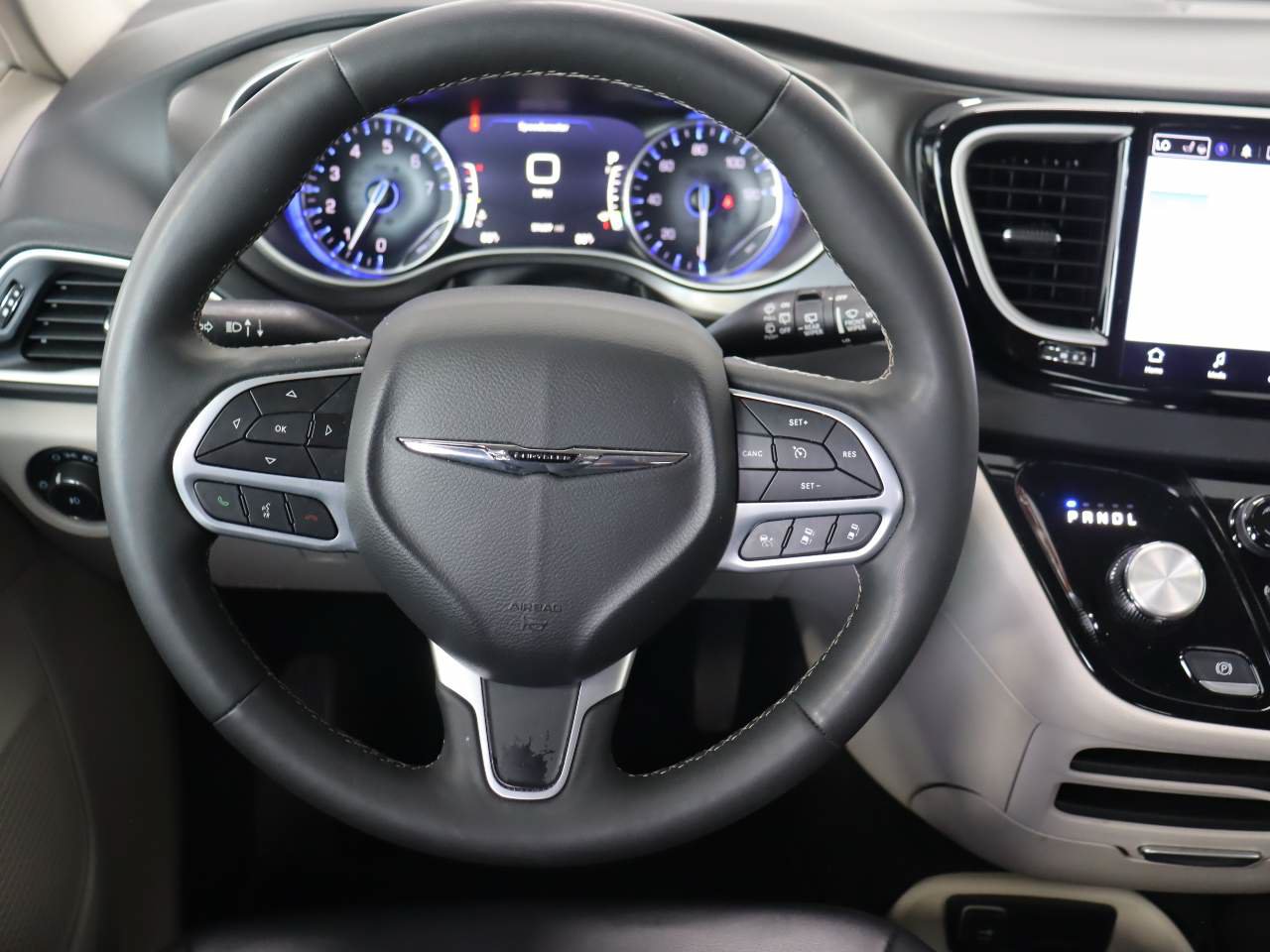 Used 2024 Chrysler Pacifica Touring-L FWD image 9