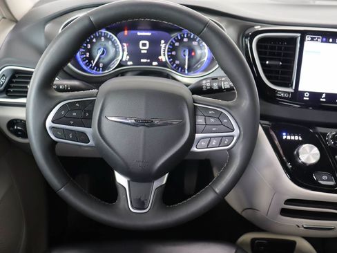 Used 2024 Chrysler Pacifica Touring-L FWD image 9