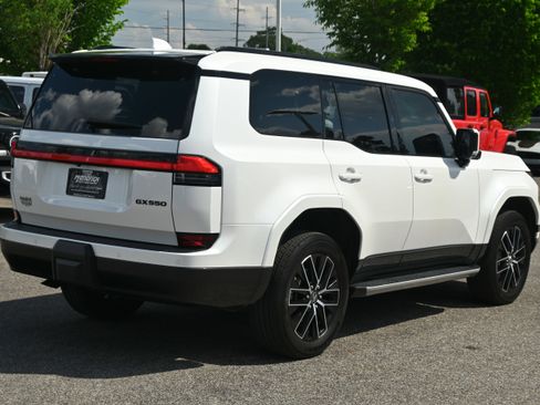 Used 2024 Lexus GX 550 w/ Cold Area Package image 10