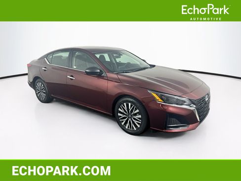 Used 2025 Nissan Altima 2.5 SV FWD image 1