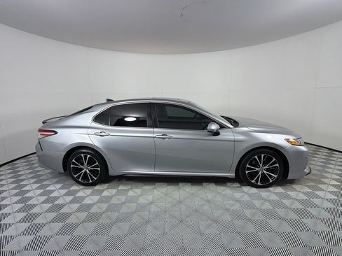 Used 2020 Toyota Camry SE FWD image 4