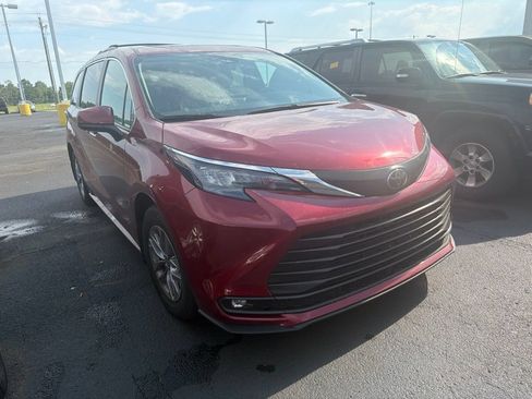 Used 2026 Toyota Sienna XLE FWD image 2
