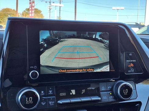 Used 2024 Toyota Highlander LE image 17