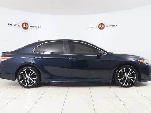 Used 2020 Toyota Camry SE image 2