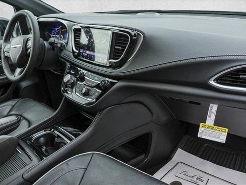Used 2024 Chrysler Pacifica Premium image 30