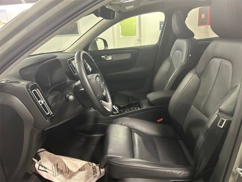 Certified 2025 Volvo XC40 B5 Plus image 9