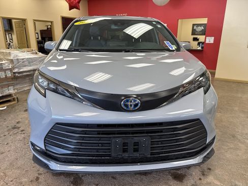 Used 2024 Toyota Sienna XLE Woodland Edition AWD/4WD image 2