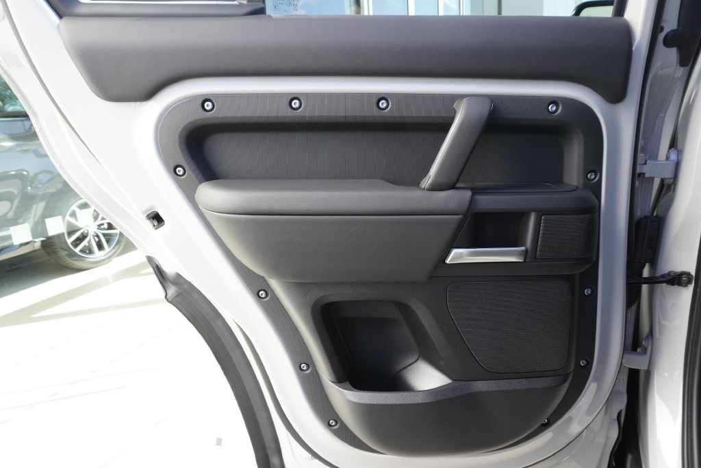 New 2026 Land Rover Defender 110 X-Dynamic SE AWD/4WD image 28