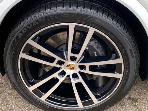 Used 2024 Porsche Cayenne image 30