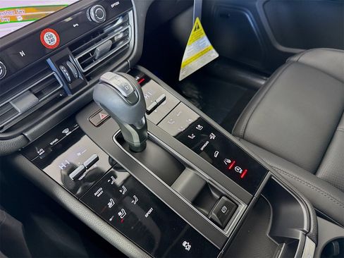 Used 2025 Porsche Macan image 25
