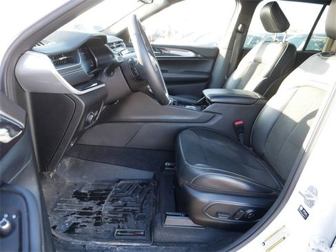 Used 2022 Jeep Grand Cherokee Altitude image 12