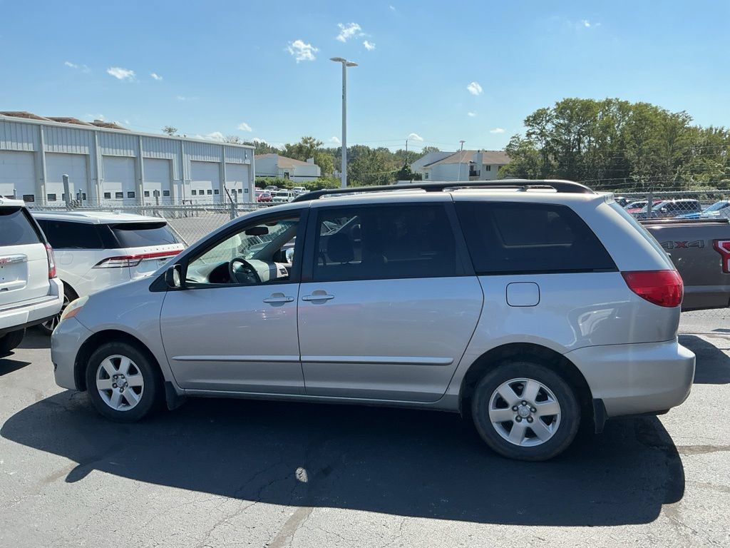 Used 2009 Toyota Sienna CE FWD image 4