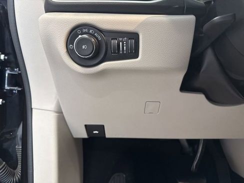 Used 2024 Chrysler Pacifica Touring-L image 27