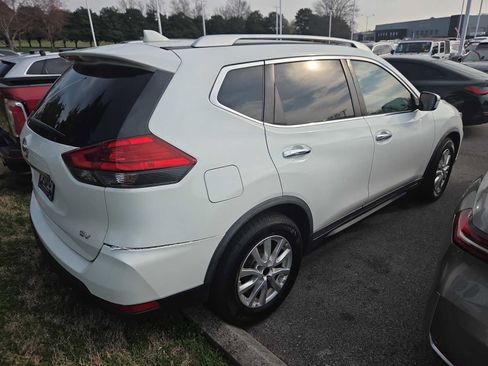 Used 2017 Nissan Rogue SV image 3