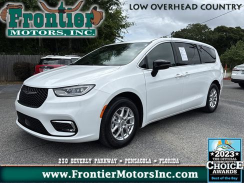 Used 2025 Chrysler Pacifica Select FWD image 1