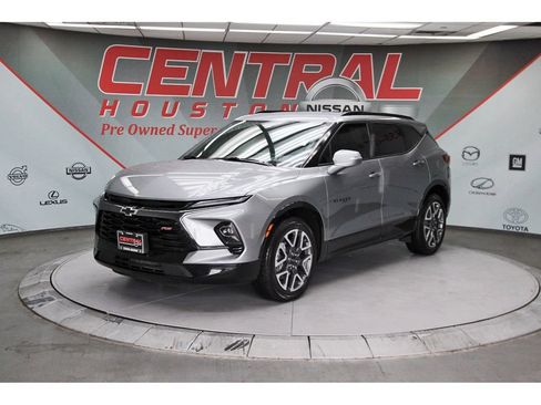 Used 2025 Chevrolet Blazer RS FWD image 2