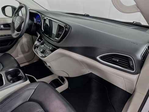 Used 2023 Chrysler Pacifica Touring-L FWD image 29