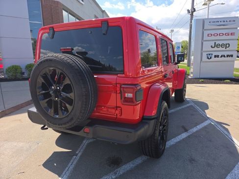 Used 2025 Jeep Wrangler Unlimited Sahara w/ Safety Group AWD/4WD image 13
