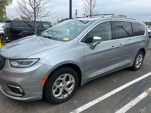 Used 2021 Chrysler Pacifica Limited w/ Uconnect Theater Family Group AWD/4WD image 2
