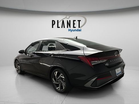 Certified 2025 Hyundai Elantra Limited FWD image 4