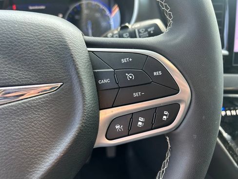 Used 2025 Chrysler Pacifica Select FWD image 20